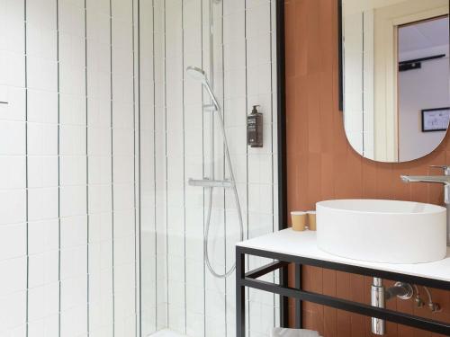 a bathroom with a shower and a sink at ibis Styles Montauban in Montauban