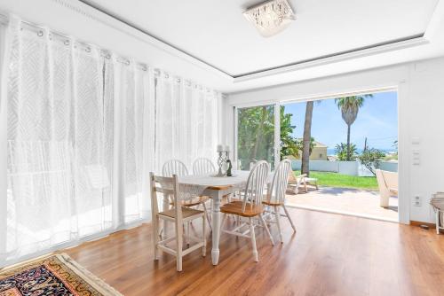 Lovely house with a Sea View, 220 m from the Beach