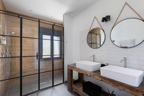 a bathroom with two sinks and a mirror at Villa Flora 14 pers 5 chambres in Courcelles-de-Touraine