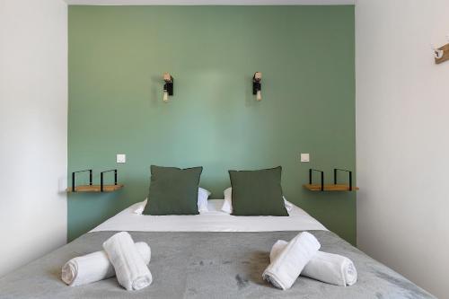a bedroom with a large bed with towels on it at Villa Flora 14 pers 5 chambres in Courcelles-de-Touraine