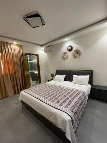 a bedroom with a large bed in a room at Résidence You Royal in Dakar