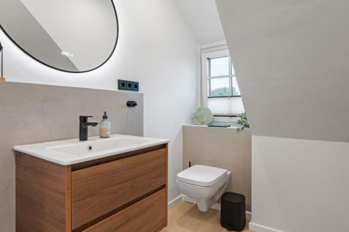 a bathroom with a sink and a toilet at Nordseebude Küstenglück in Sankt Peter-Ording