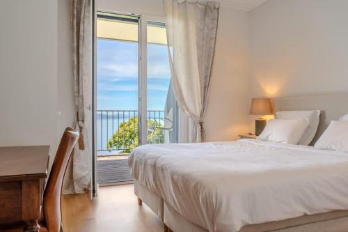 a bedroom with a large bed and a balcony at Terrasses de Lavaux-3 Luxe & Détente Terrasse Piscine Vue Montagnes et lac in Puidoux