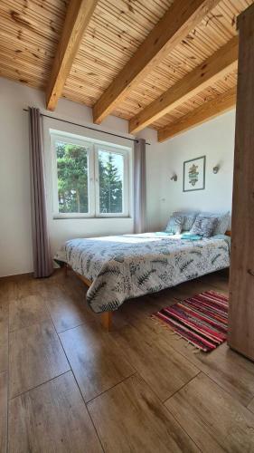 a large bed in a room with a window at Malownicza Dolina in Wapnica