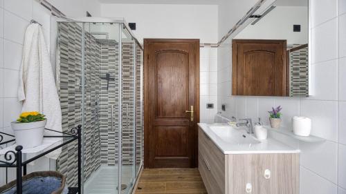 a bathroom with a shower and a sink and a mirror at Casa Il Pino in Cavriglia