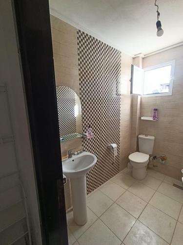 a bathroom with a sink and a toilet at Appartement à oued laou mekkad in Oued Laou