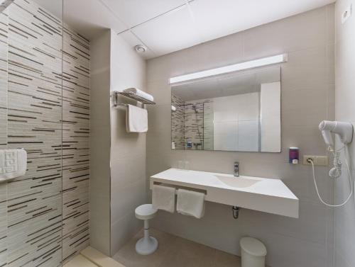 a bathroom with a sink and a mirror at Hotel Alone in Cala de Finestrat