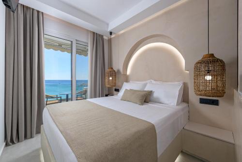 ein Schlafzimmer mit einem Bett und Meerblick in der Unterkunft néreya luxury rooms in Charaki
