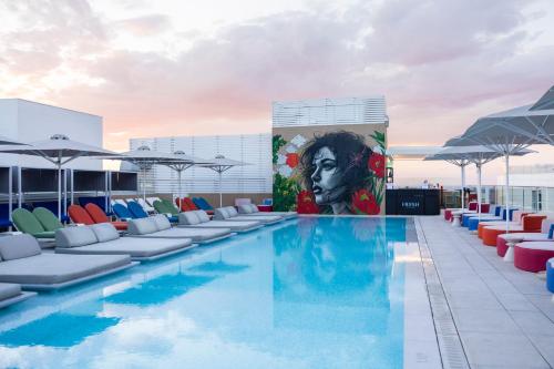 una piscina sul tetto di un edificio con sedie di Hyatt Centric Malta a San Giuliano