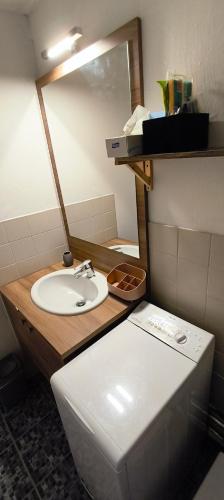 Apt 2 pers, clim, wifi, parking, lave linge, prox plages