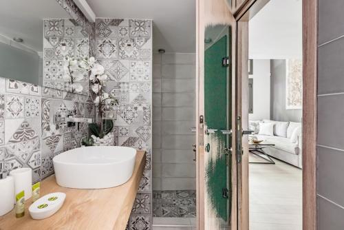 Luxury City Apartment 1 Min to Metro