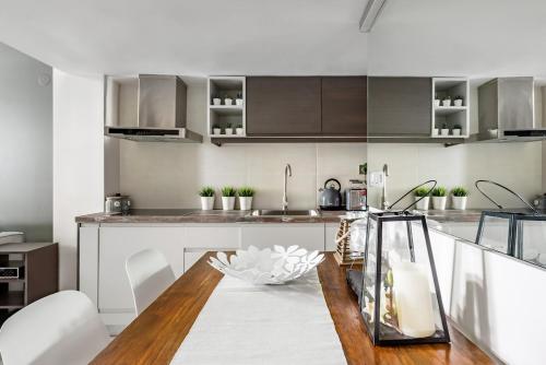 Luxury City Apartment 1 Min to Metro