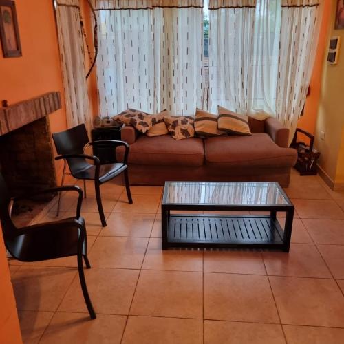 a living room with a couch and a table and chairs at Cata, Casa de Descanso in Salta