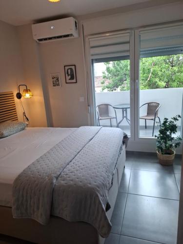 Level up - B Duplex , 2 Level Cozy Apartment with Parking