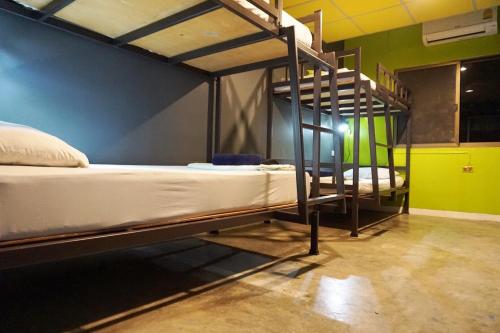 B&B House & Hostel في مينْغكرابي: غرفة نوم بسريرين بطابقين وسلم