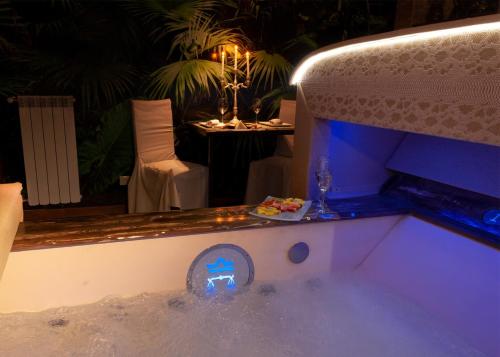a jacuzzi tub in a room with a table at La Suite Pisa in Pisa