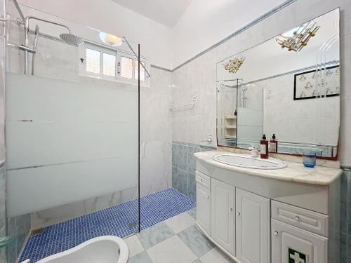 a bathroom with a shower and a sink and a toilet at Casa Moreira by AH in Caniçal