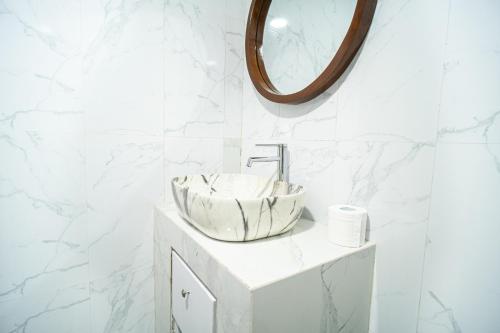 a bathroom with a sink and a mirror at Pondok Bingin Guest House in Bingin Beach