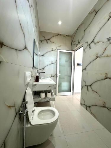 a bathroom with a toilet and a sink at HODO in Orikum