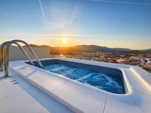 Modern House with Private Pool & Breakfast