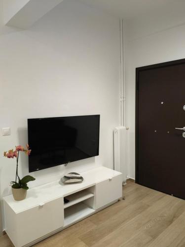 Alexandras Avenue Minimal Haven for 2 by Traser