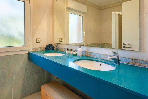 Villa Oliveres by Villa Plus