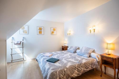 a bedroom with a bed and a ladder at Gîte Le Lot in Espalion