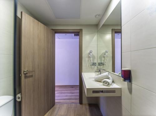 a bathroom with a sink and a mirror at Hotel Tropic in Cala de Finestrat