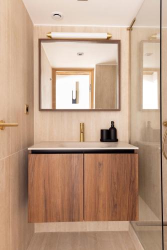 Bright 1BR 4P Apartment, AC, Opera