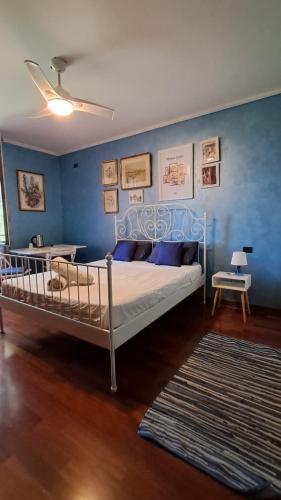 a bedroom with a bed and a blue wall at B&B La Dimora di Charme in Basiglio