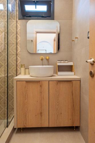 a bathroom with a sink and a mirror at Maria - Christina House in Soroni