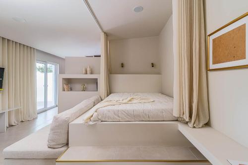 a bedroom with a bed in the corner of a room at Refúgio Do Loureiro in Sesimbra