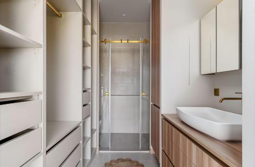 a bathroom with a sink and a shower at Refúgio Do Loureiro in Sesimbra