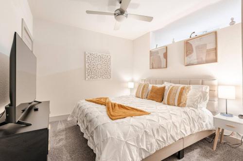 a bedroom with a bed and a flat screen tv at Riverwalk View Luxe Condo Views Pool Free Parking in San Antonio