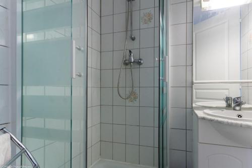 a bathroom with a shower and a sink at Gîte de la Savenée in Saint-André-en-Morvan