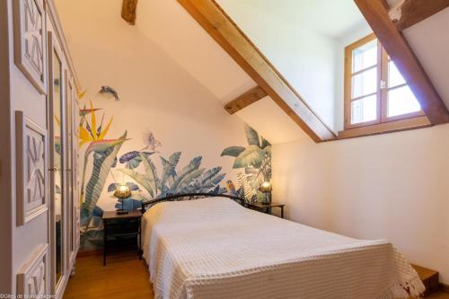 a bedroom with a bed and a window at Gîte de la Savenée in Saint-André-en-Morvan