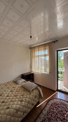 a bedroom with a large bed and a window at Aiperii in Bosteri