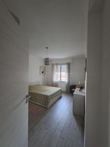 Grand F2 60mq centre Antibes, proche plages, commerces, 2 balcons, parking, train, bus, deco vintage, pet friendly