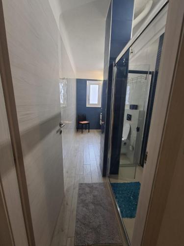Grand F2 60mq centre Antibes, proche plages, commerces, 2 balcons, parking, train, bus, deco vintage, pet friendly