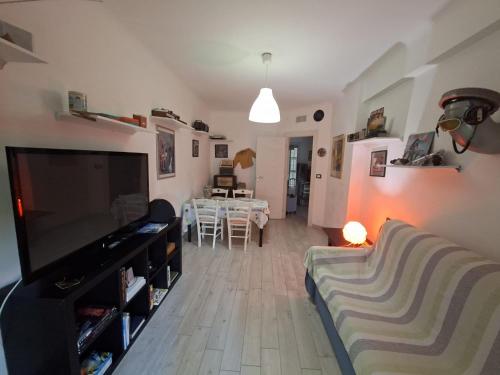 Grand F2 60mq centre Antibes, proche plages, commerces, 2 balcons, parking, train, bus, deco vintage, pet friendly