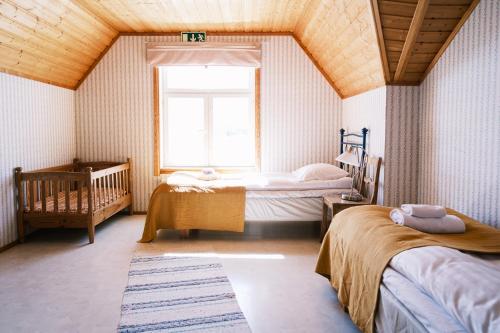 a room with two beds and a window at Faffas in Österretais