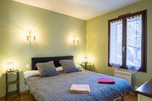 a bedroom with a bed with two towels on it at Gîte l' Odyssée in Espalion