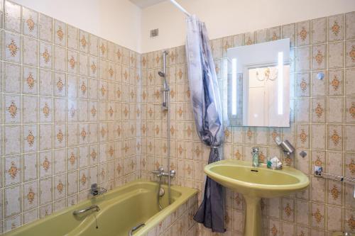 a bathroom with a sink and a bath tub and a sink at Gîte l' Odyssée in Espalion