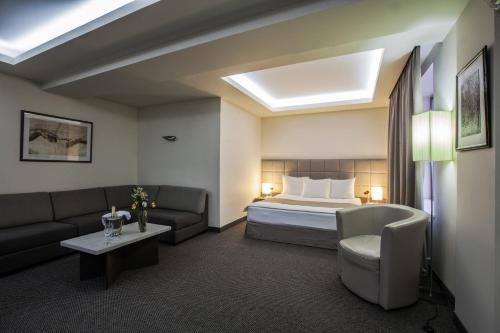 Postel nebo postele na pokoji v ubytování Aviatrans Hotel