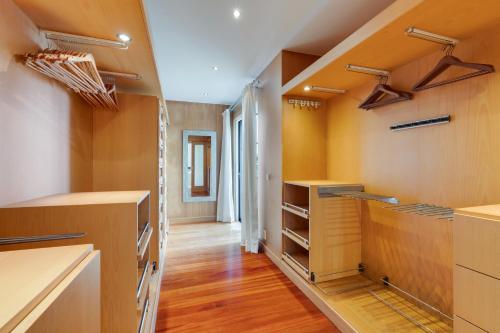 a large kitchen with wooden floors and wooden cabinets at Villa Minimalista in Caniço