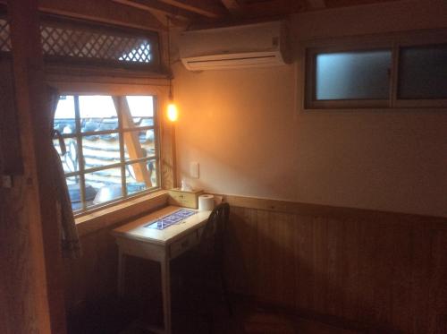 Cette petite chambre dispose d'une table et d'une fenêtre. dans l'établissement Yangsajae, à Jeonju