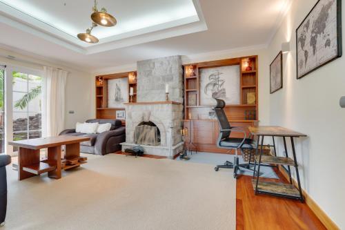 a living room with a fireplace and a couch at Villa Minimalista in Caniço