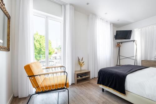 a bedroom with a bed and a window at Alojamento Local Vitoria in Batalha
