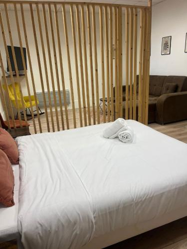 a bed with two towels on it in a room at Gentilly - Studio spacieux in Gentilly