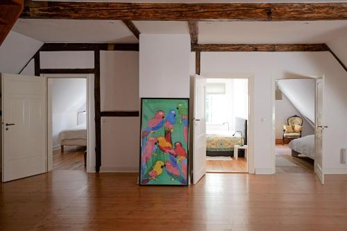 a painting sitting on the floor in a room at Müllerhaus - Ostholstein in KÃ¶hn
